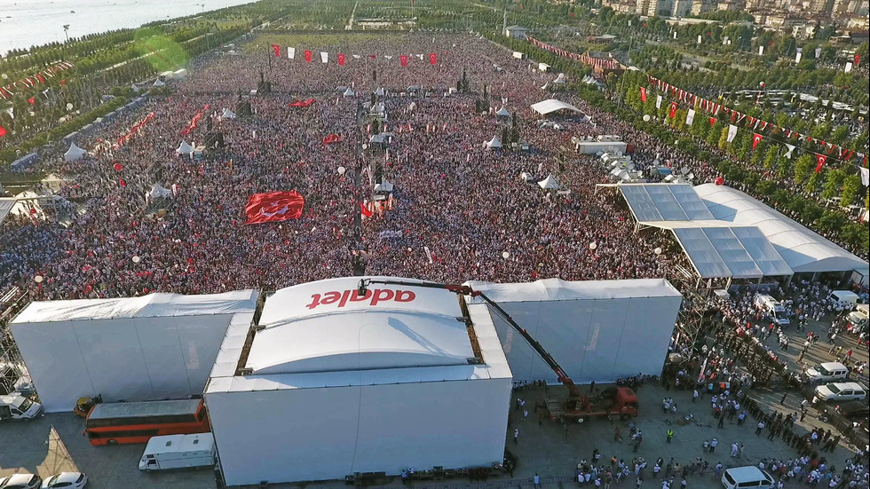 Многохиляден протест на опозицията в Турция