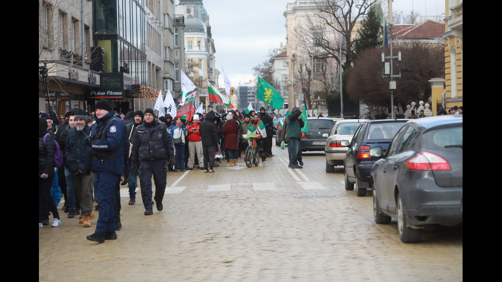 "Възраждане" организира протест срещу зеления сертификат, докараха водно оръдие пред НС