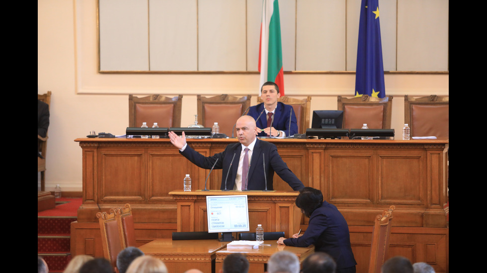 Парламентът обсъжда вота на недоверие към кабинета "Петков"