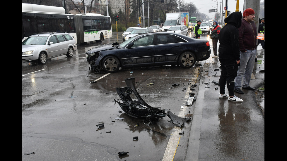 Такси падна в коритото на река в София, има ранен