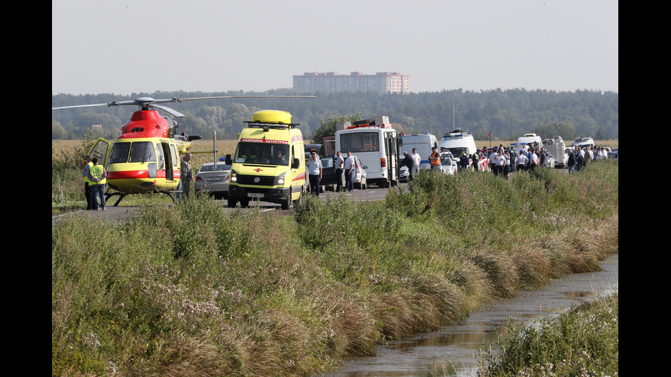 Руски самолет с 234 души на борда кацна в нива