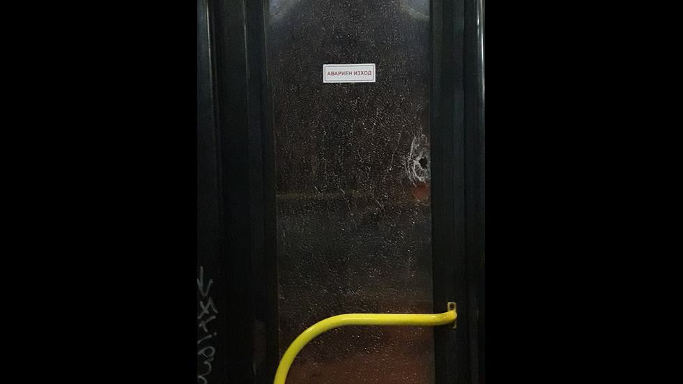 Хвърлиха камък по автобус в София