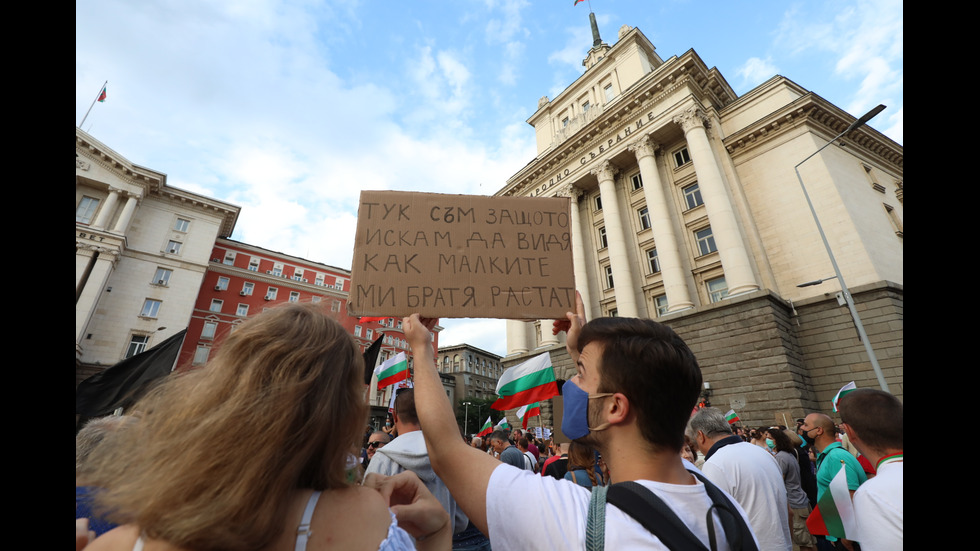 Шестият протест в София започна без напрежение