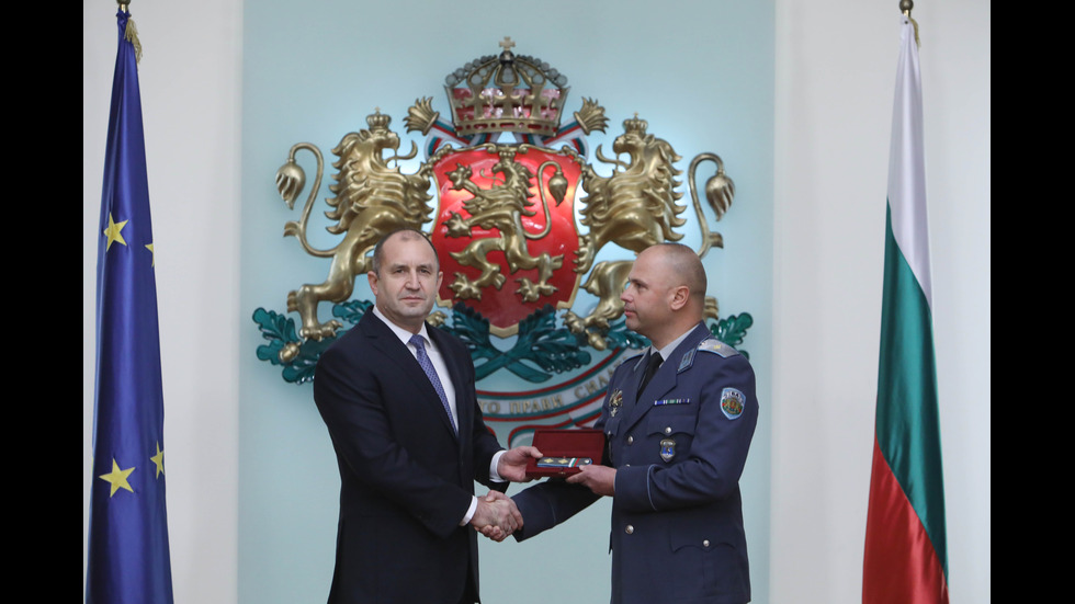 Президентът Румен Радев произведе в звание висши офицери