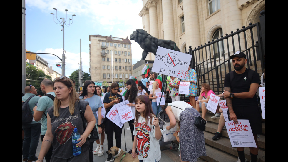 Протести в десетки градове заради жестоко малтретираното 18-годишно момиче