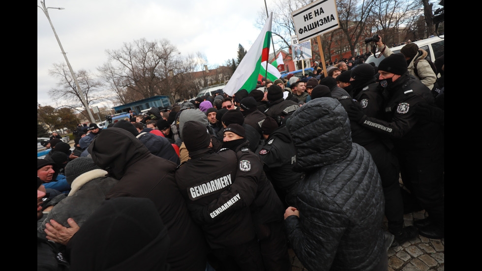 "Възраждане" организира протест срещу зеления сертификат, докараха водно оръдие пред НС