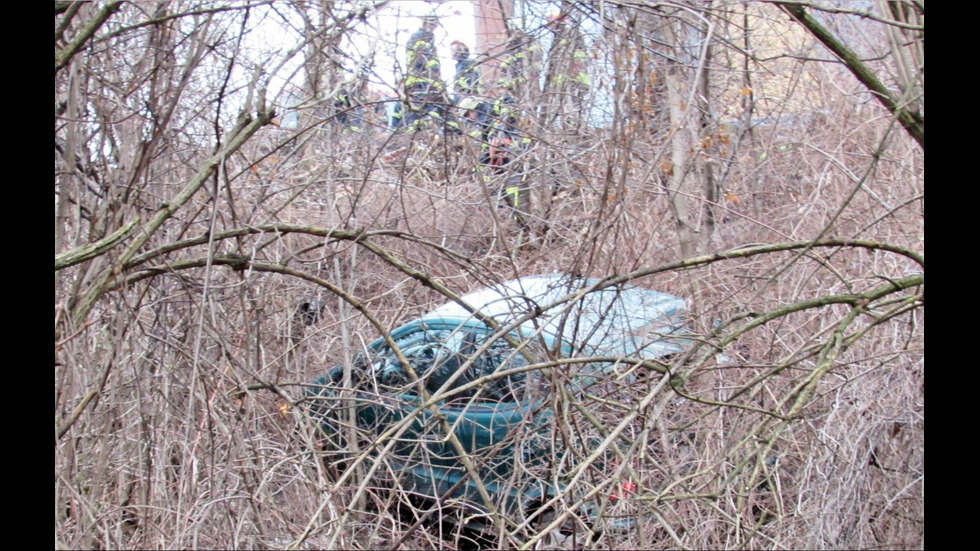 Кола с 2-годишно дете падна в скат в Русе