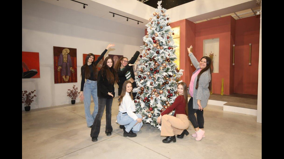 Студенти по журналистика на посещение в свръхмодерния медиен комплекс на NOVA