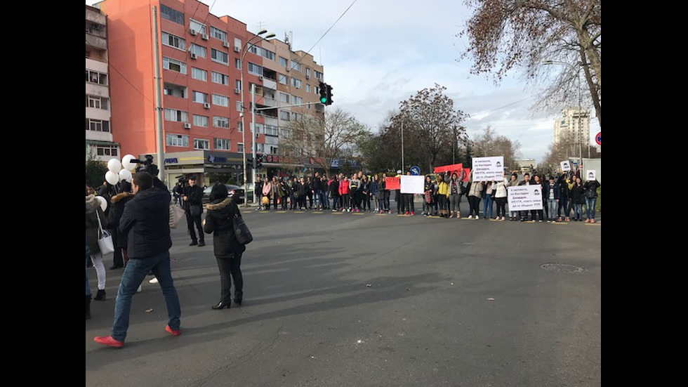 Блокада на кръстовище в знак на протест след смъртта на ученик