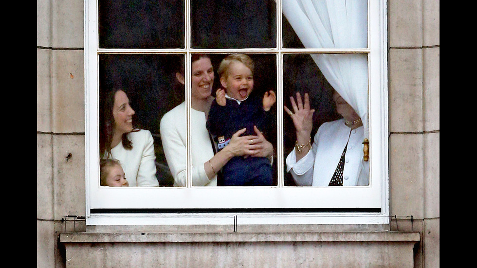 Чаровната усмивка на кралското семейство - принц Джордж на 7 (СНИМКИ)