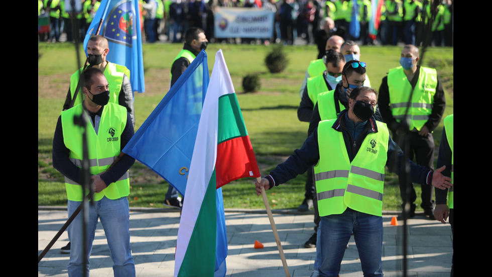 Полицейските служители излизоха на протест