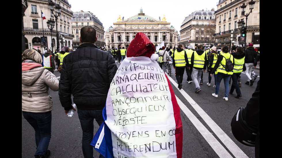 Малък брой протестиращи "жълти жилетки" във Франция