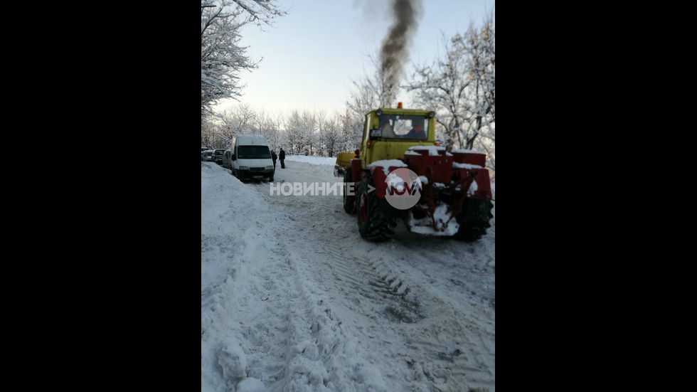 Разпилени дърва на пътя блокираха входа на Велико Търново