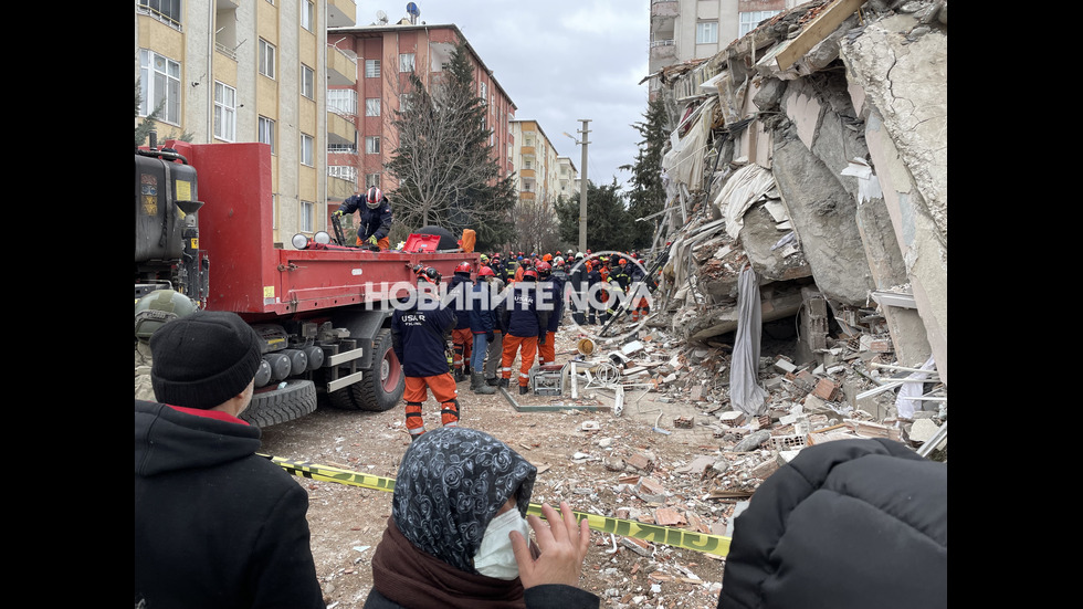 Акция в турския град Бесни: Български пожарникари доловиха сърдечен ритъм в рухнала сграда