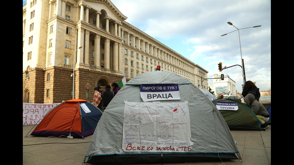 Медицински сестри на палатков лагер под прозорците на властта