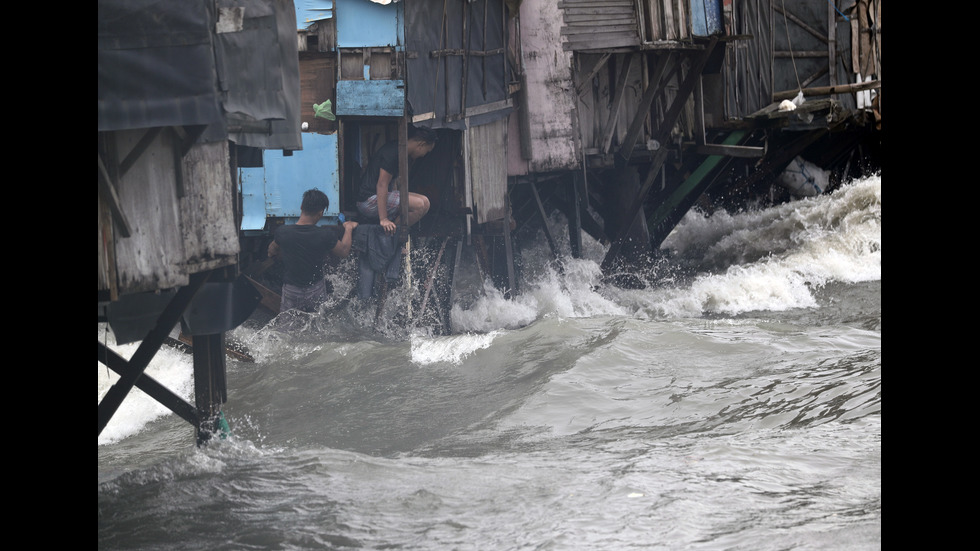 НАВОДНЕНИЕ В МАНИЛА: Три жертви и десетки хиляди евакуирани