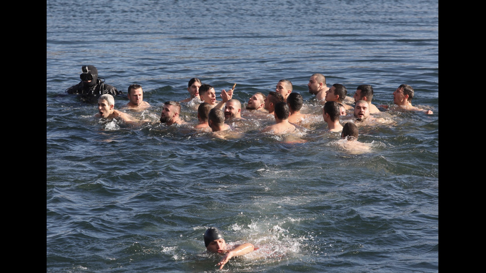 Смелчаци спасяваха Светия кръст във водоеми в цялата страна