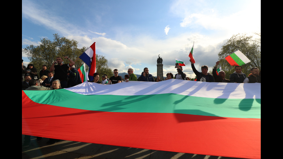 Сблъсъци белязаха протеста край Паметника на Съветската армия