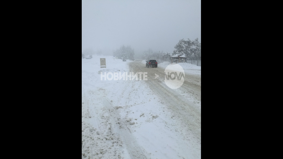 ЗИМАТА СЕ ВЪРНА: Сняг и поледици затрудняват движението