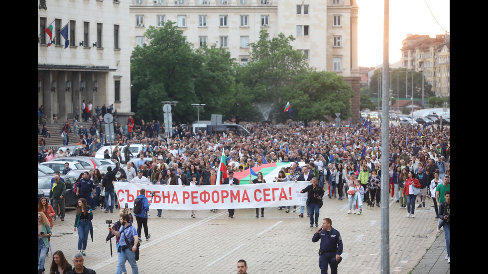 Протест пред президентството срещу думите на Радев, че мандатът вече е "дискредитиран"