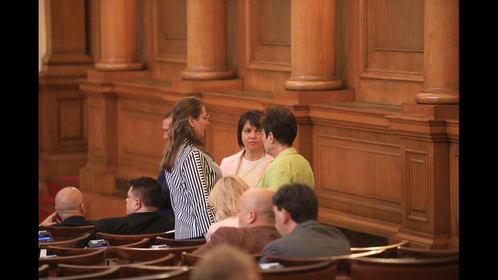 Парламентът обсъжда вота на недоверие към кабинета "Петков"