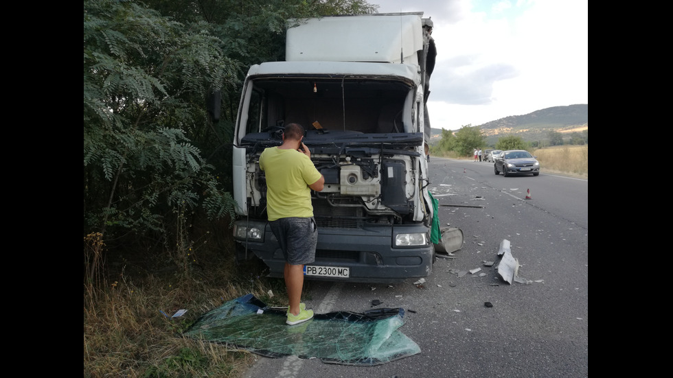 Два камиона се удариха на пътя Казанлък - Стара Загора