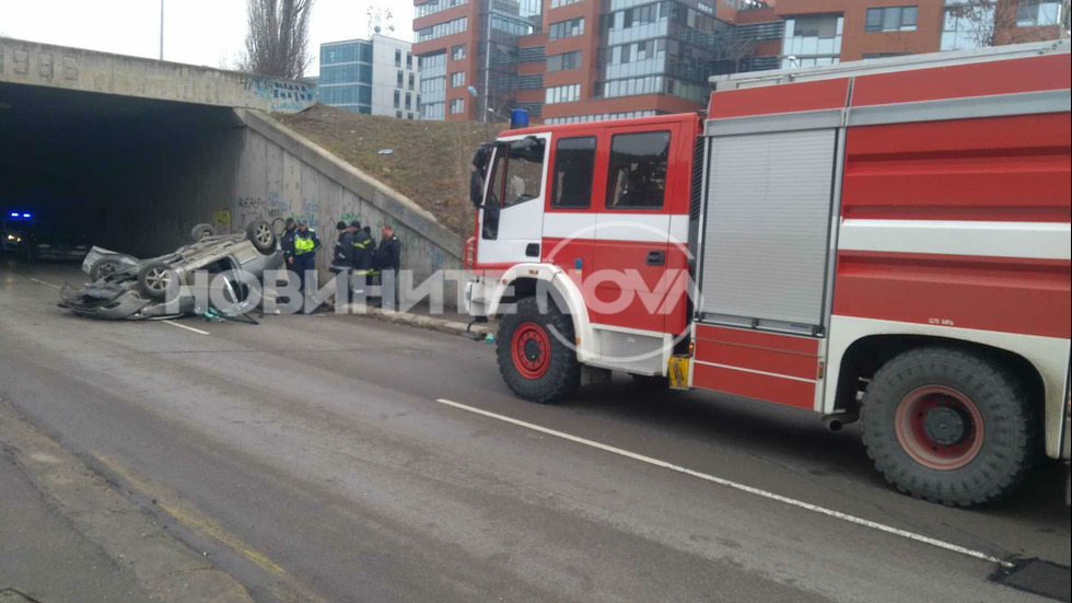 Кола падна от мост в София, една жена пострада