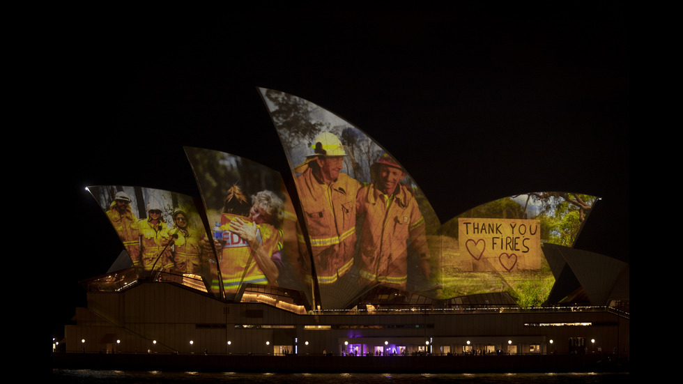 ГЕРОИТЕ НА АВСТРАЛИЯ: Осветиха операта в Сидни с ликовете на пожарникари