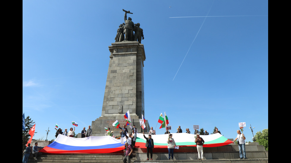 Нарисуваха украинското знаме върху Паметника на Съветската армия