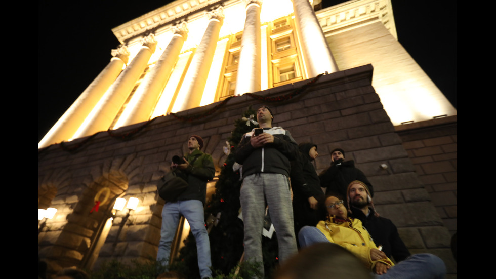 Протест срещу Бюджет 2026, демонстранти се събраха в Триъгълника на властта