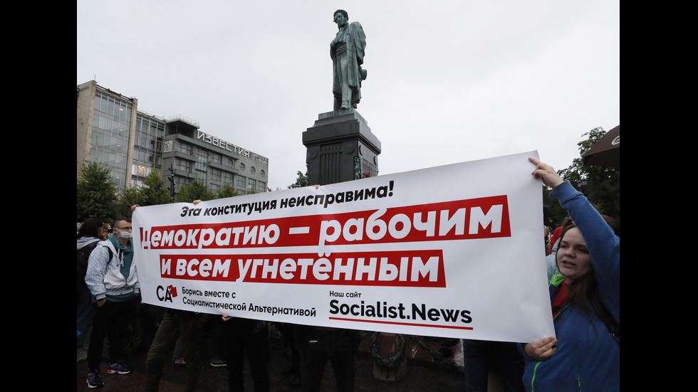 Над 100 задържани след протест за оставката на Путин в Москва