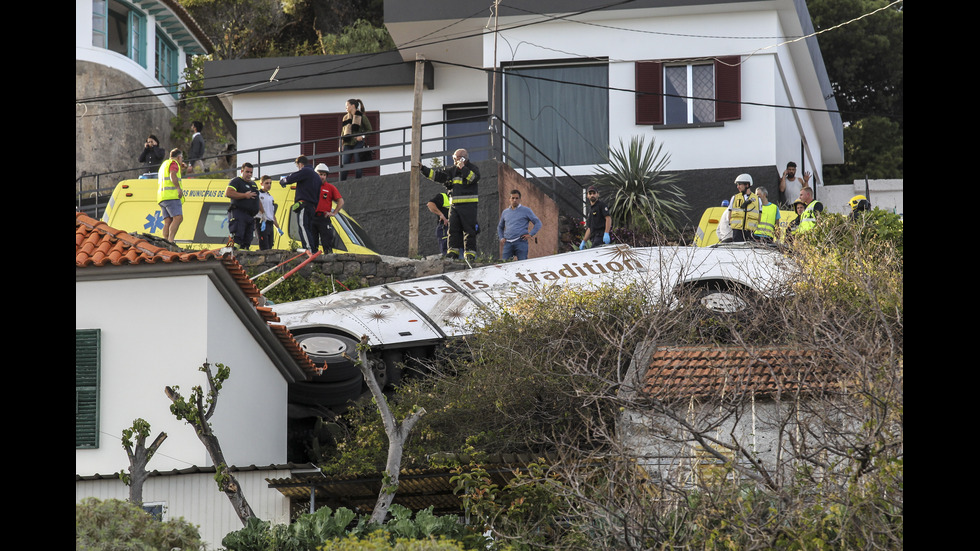 Автобус се обърна на остров Мадейра, 28 души са загинали