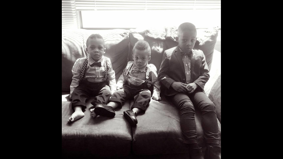 Семейство с три момчета очаква тризнаци-момичета