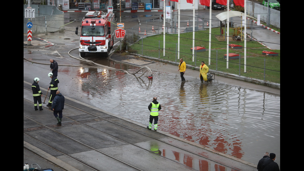 Наводнено кръстовище спря движението на няколко трамвайни линии в София