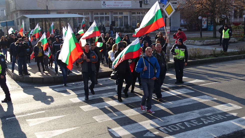 Протест блокира главен път Е-79