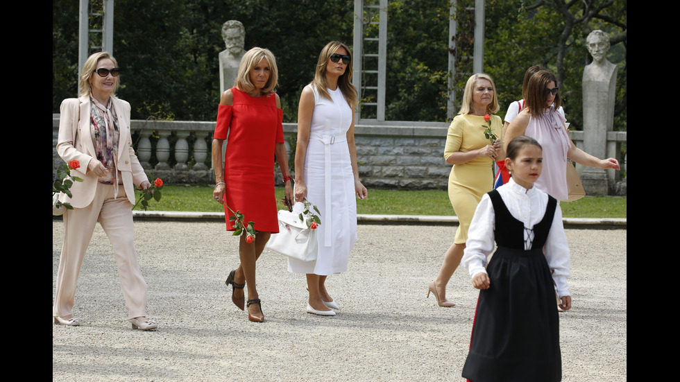 Какво правят съпругите на лидерите на Г-7 във Франция?