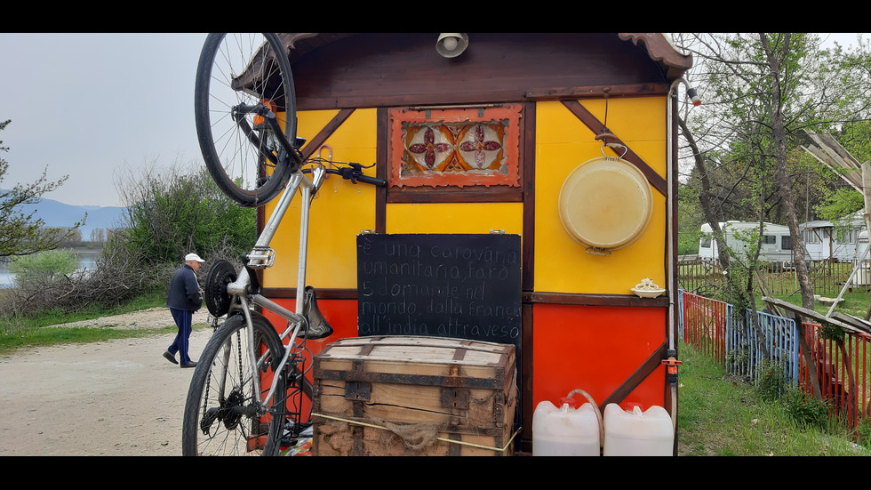 Французин обикаля света с трактор с 25 км в час