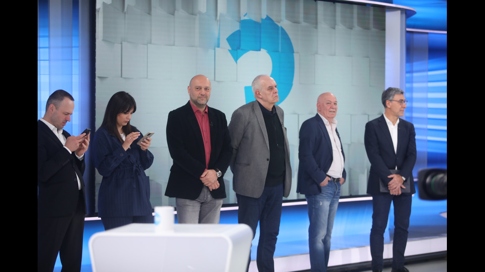 ЗАД КАДЪР: Изборният ден по NOVA В СНИМКИ