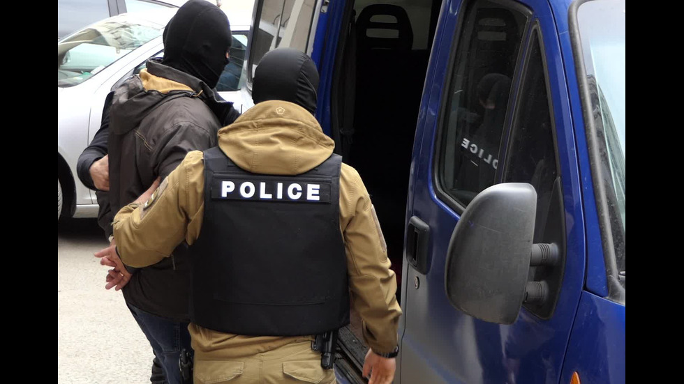 МВР разпространи кадри от ареста на двамата полицейски шефове