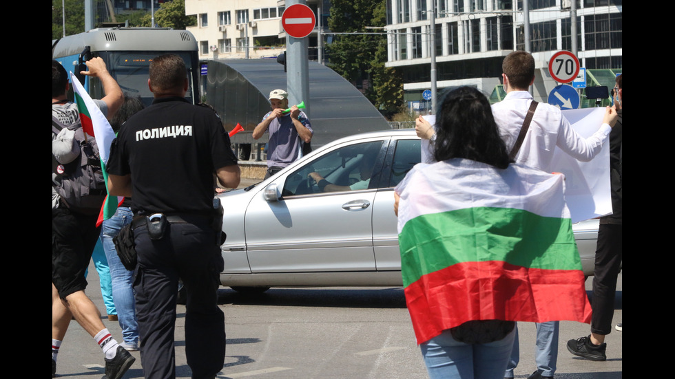 Група протестиращи блокира половин София