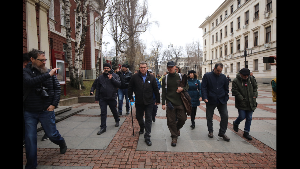 Протест пред Народния театър "Иван Вазов" в защита на Морфов