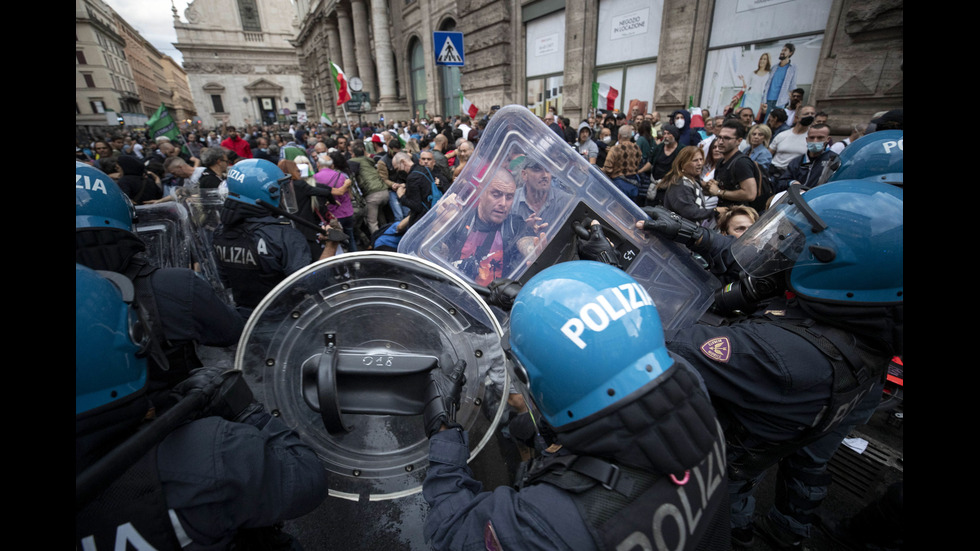 Полицията в Рим използва водни оръдия срещу протестиращи