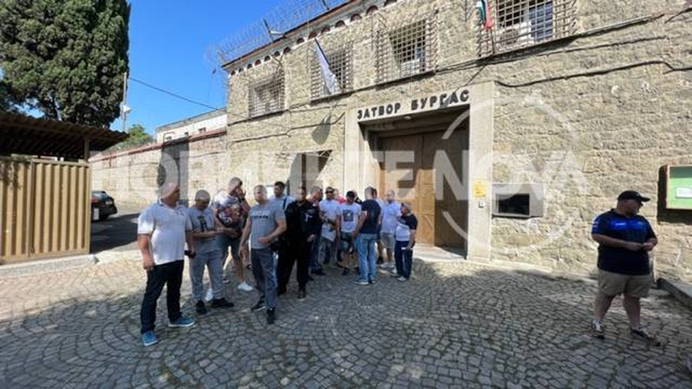 Полицаи и надзиратели отново на протест