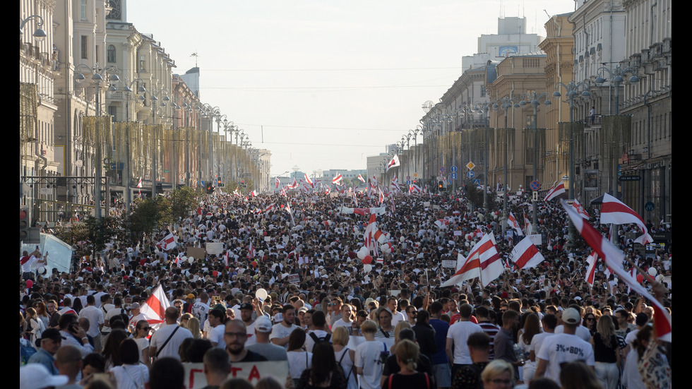 Кадри от дрон показват протестите в Беларус