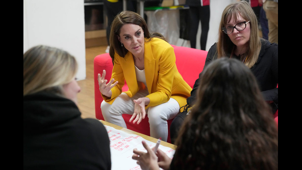 ЕЛЕГАНТНА В ЖЪЛТО: Принцесата на Уелс Катрин на благотворително събитие в Бат