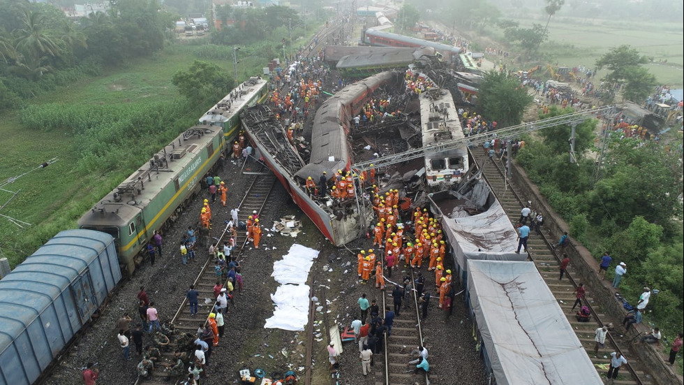 Расте броят на жертвите от влаковата катастрофа в Индия
