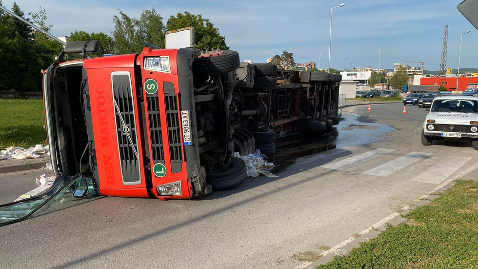 Камион се преобърна на оживено кръстовище във Велико Търново