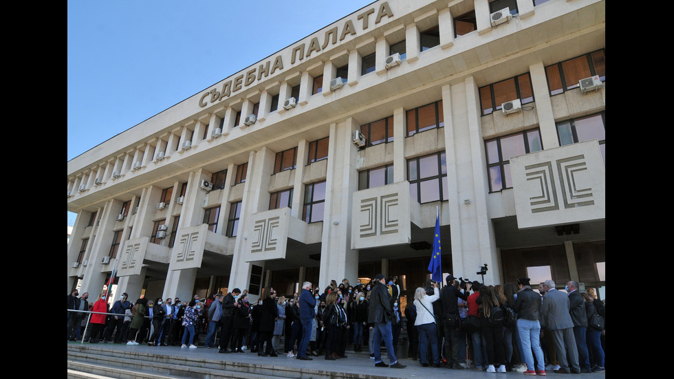 Магистрати в цялата страна излязоха на мълчалив протест