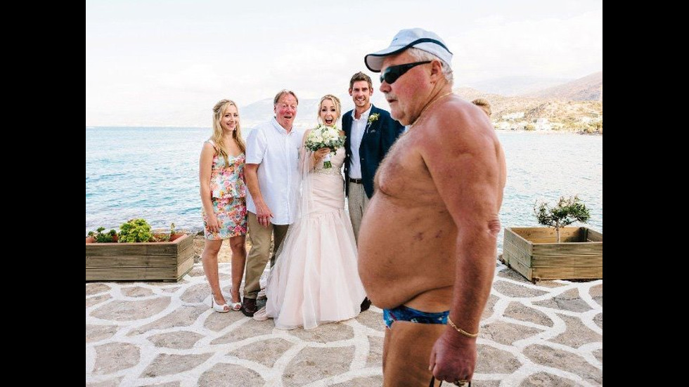 Забавни снимки: Кой отклони вниманието от младоженците?