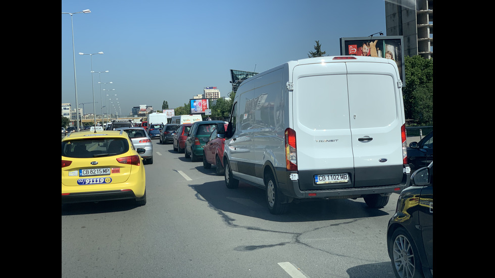 Автобус и кола се удариха на "Цариградско шосе"